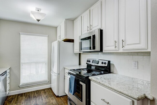 Building Photo - 5869 Valley Forge Dr