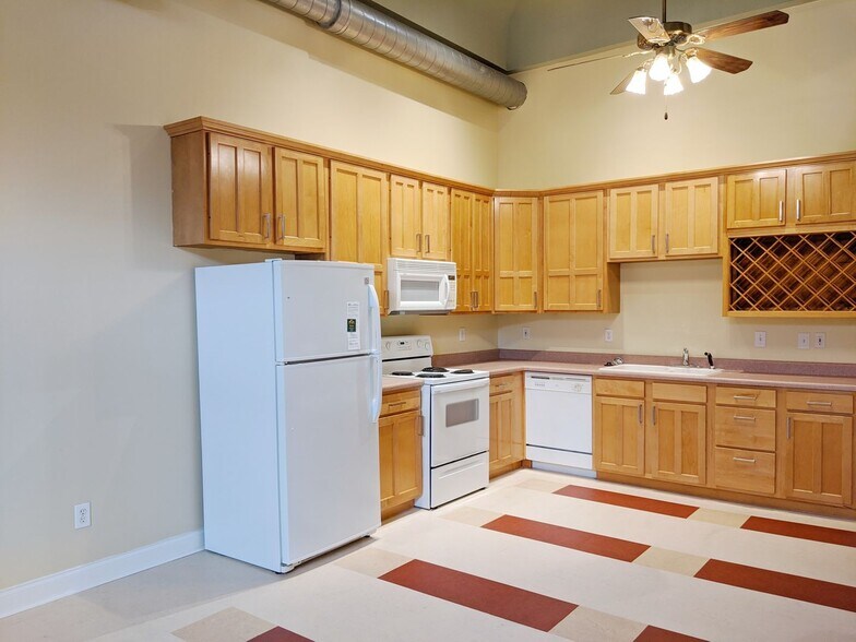 Building Photo - Redmen - Residential