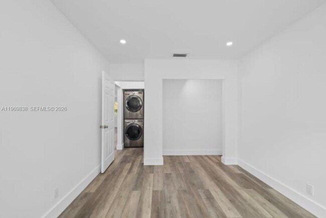 Building Photo - 816 N Golf Dr