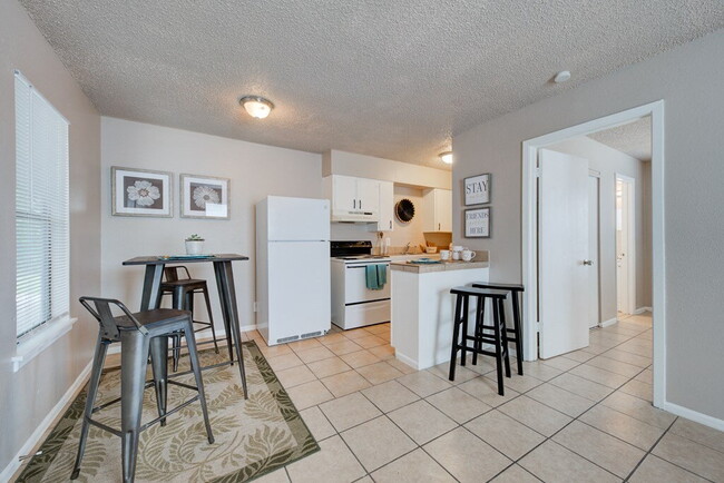 Primary Photo - South Side 1 Bedroom - Move in Special!