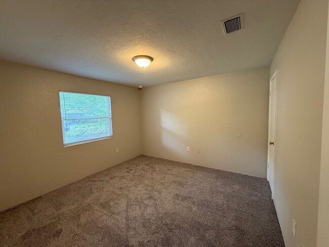 Building Photo - Cute 3/1 with Fenced Yard!