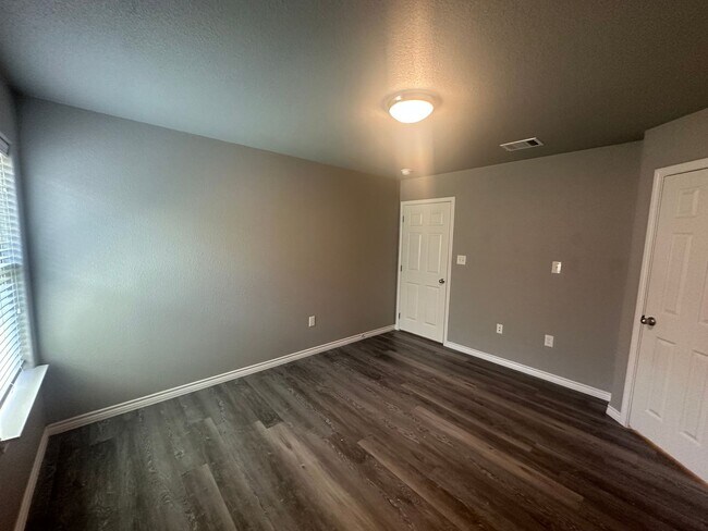 Building Photo - 3Bed/2Bath