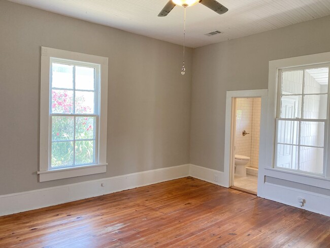 Building Photo - 3 Bedroom Historic Gainesville Home