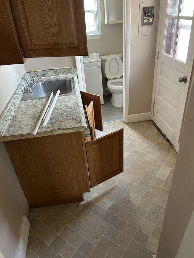 Building Photo - 4 Bed 2 Bath