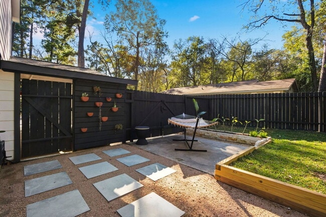 Building Photo - 1004 E Red Cedar Cir