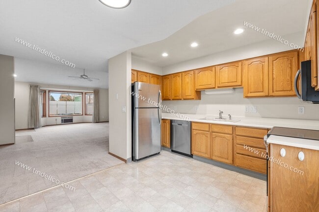 Building Photo - Queen Jeanette Apartments — Beautiful & Spacious Upstairs 2BR/1BA with Vaulted Ceilings, Gas Fire...