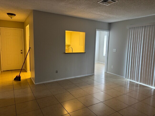 Building Photo - 3 Bed / 2 Bath Apartment Available in East Las Vegas