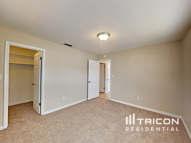 Building Photo - 227 Lochmond Dr