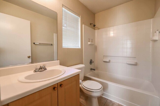 Building Photo - 2 BEDROOM TOWNHOUSE WITH GARAGE!