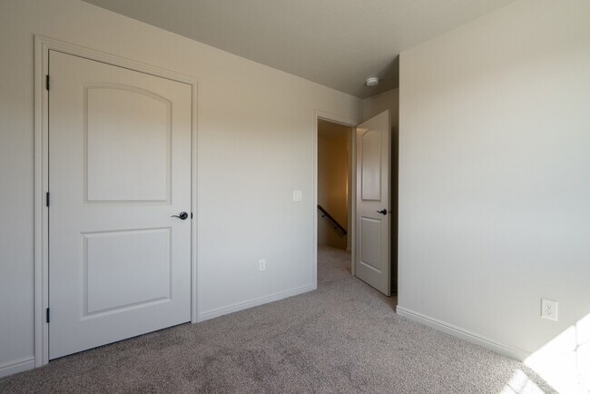 Building Photo - Comfortable Townhome Living with Pool Access