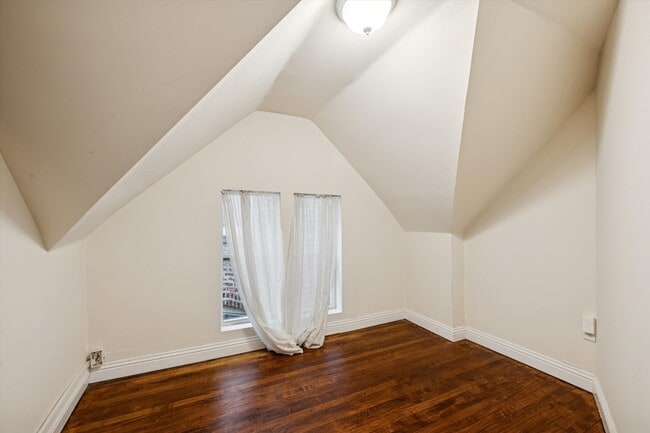 Building Photo - 1426 N Avers Ave