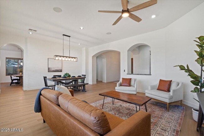 Building Photo - 2025 W Calle Del Sol