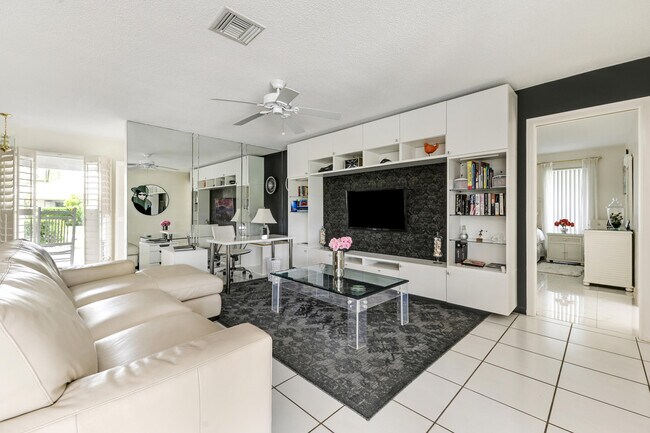 Building Photo - 450 French Royale Cir