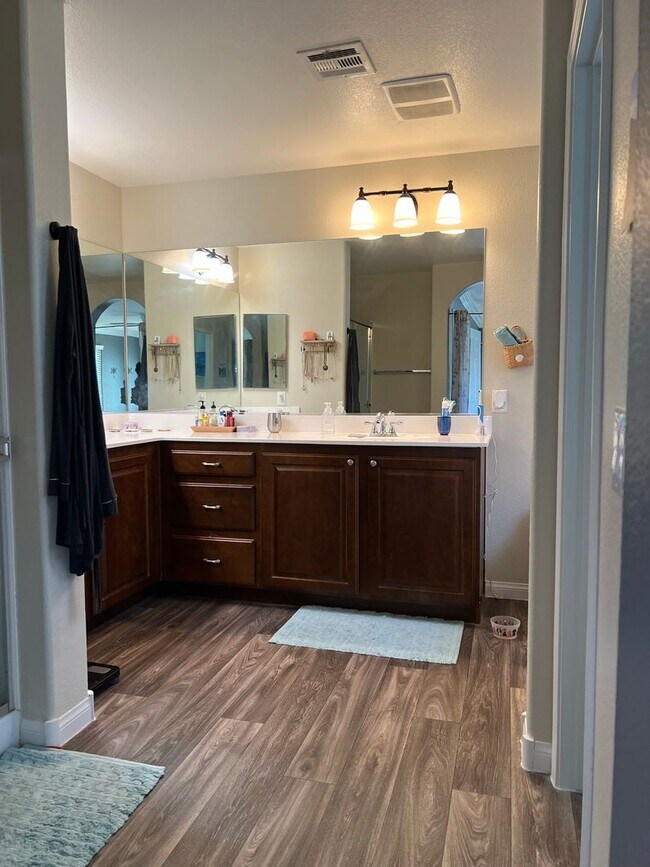 Building Photo - ABSOLUTELY AMAZING! Large 4 bedroom 2 stor...