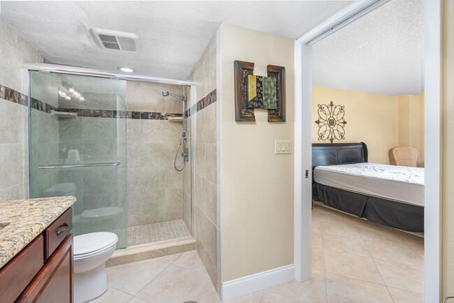 Building Photo - Stunning Oceanfront Furnished Condo in Des...