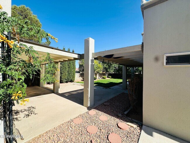 Building Photo - 1369 Gate Pl