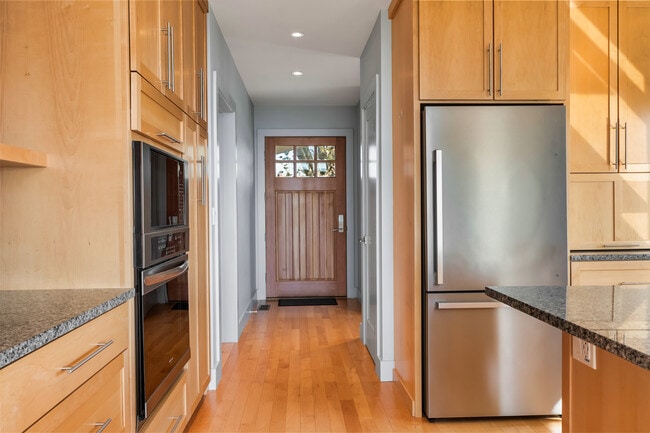 Building Photo - 1 Shoreline Dr