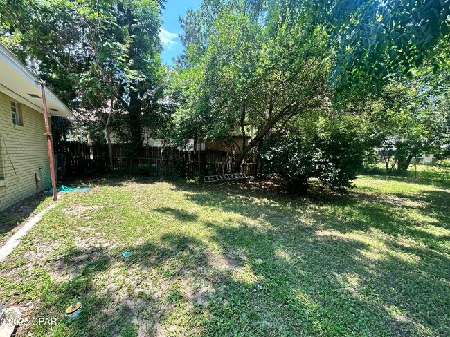 Building Photo - 16238 E Lullwater Dr