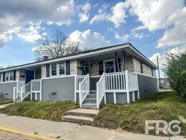 Building Photo - 600 Howell St