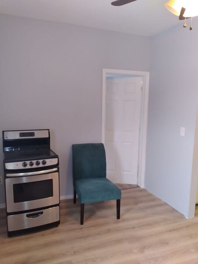 Building Photo - 3 Bedroom Apartment w Free Heat