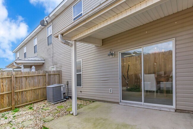 Building Photo - Destin 3 Bedroom Townhome with a Garage!