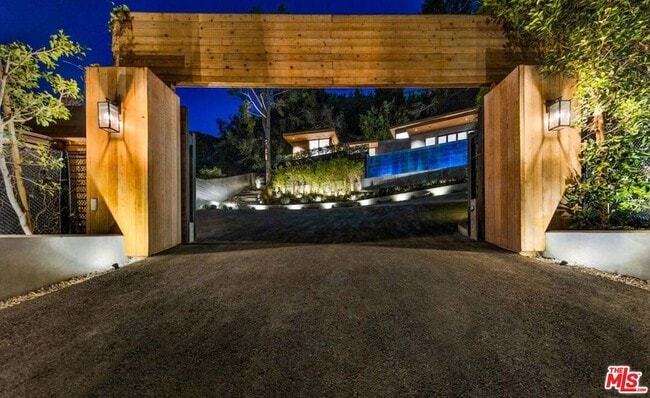 Building Photo - 727 N Beverly Glen Blvd