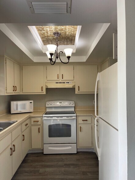 Building Photo - 5651 Rattlesnake Hammock Rd