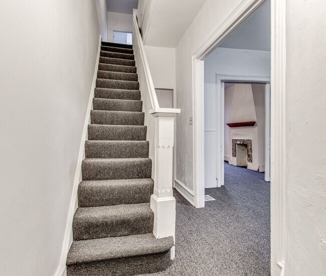 Building Photo - Updated 4 Bed, 2 Bath in Oakland - Close t...