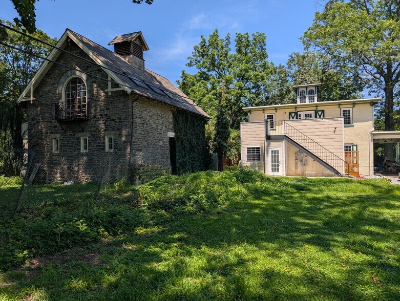 Building Photo - 131 W Walnut Ln
