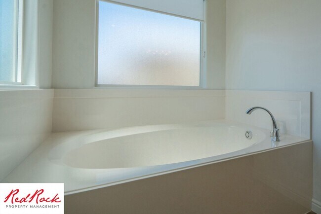 Building Photo - Welcoming 3 Bedroom Townhome in Charming Ivins City