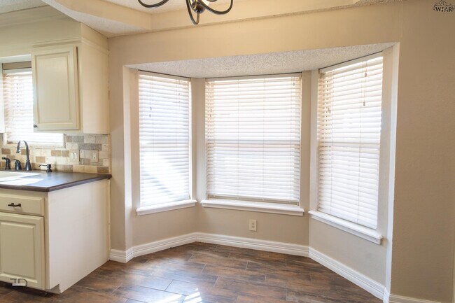 Building Photo - 505 W Coleman Ave