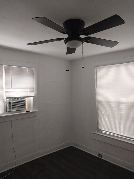 Building Photo - 211 S Oleander Ave