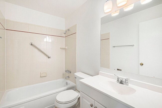 Building Photo - Spacious 3-Bedroom Upper Unit with Garage & Private Yard