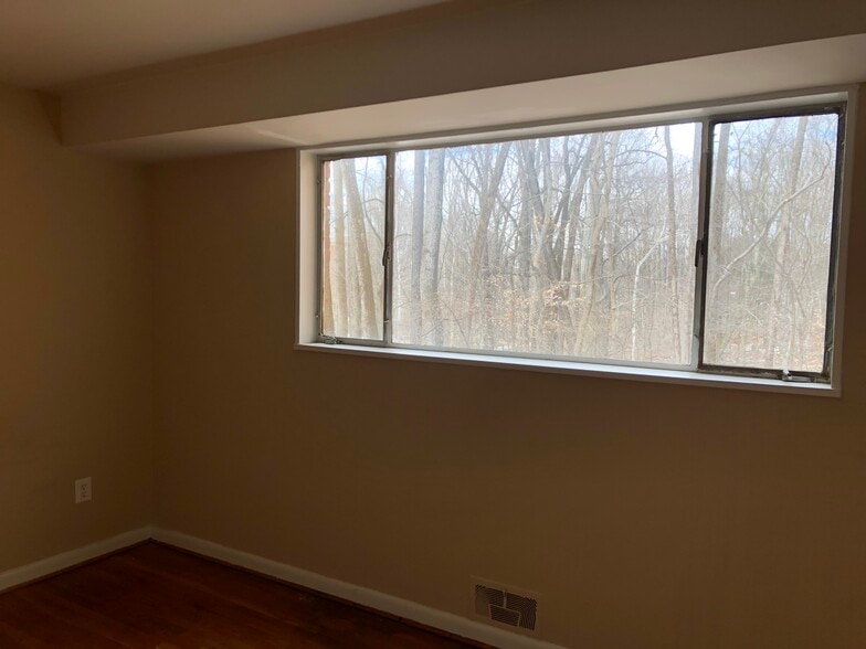 bedroom - 10500 Montrose Ave