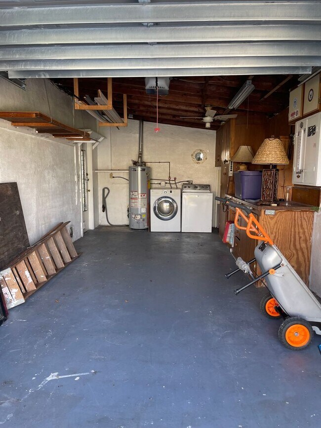 Building Photo - Convenient Port Charlotte Location!