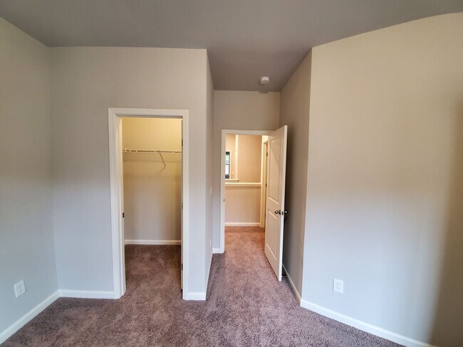 Building Photo - Charming 3-Bedroom Townhome with Stylish F...