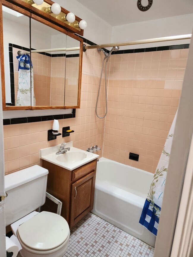 Building Photo - Remodeled Home - Mayfair