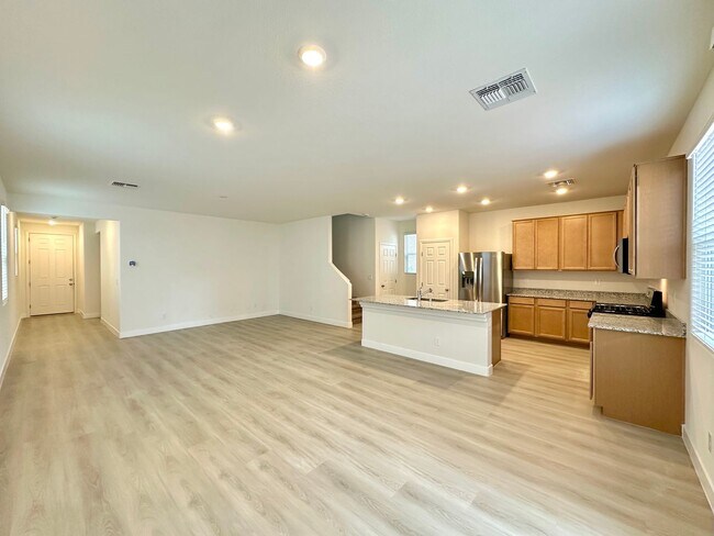 Building Photo - Saguaro North