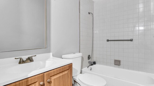 Building Photo - Renovated 2 Bedroom Unit