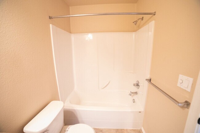 Building Photo - Newer Construction Townhome in Canby