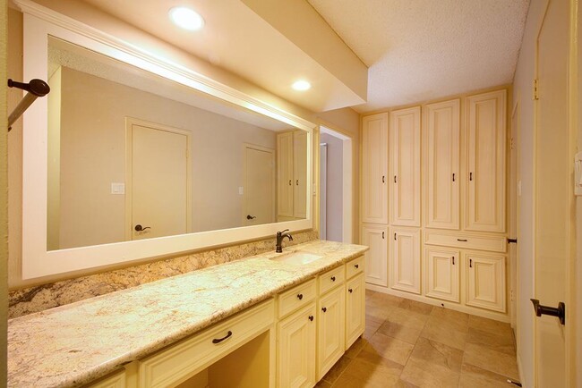Building Photo - 12029 Acorn Oak St