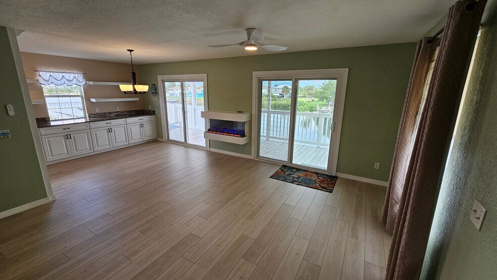 Building Photo - 3340 Oleander Dr