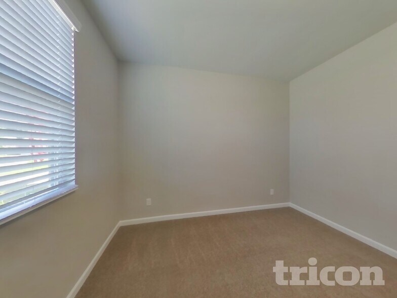 Building Photo - 2028 Tate Farm Ln