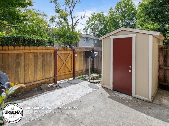 Building Photo - Charming 2-Bedroom Townhouse in a Prime Lo...