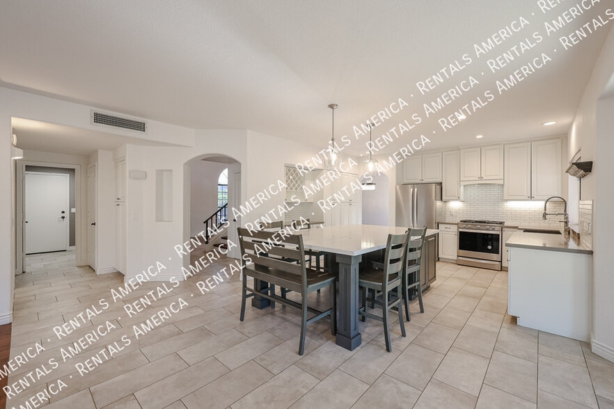 Building Photo - 5444 E Grovers Ave