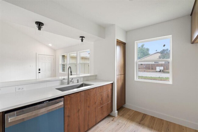 Building Photo - 1800 Nicole Cir