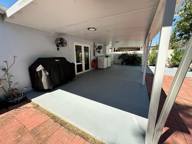 Building Photo - 2300 SW 43rd Terrace