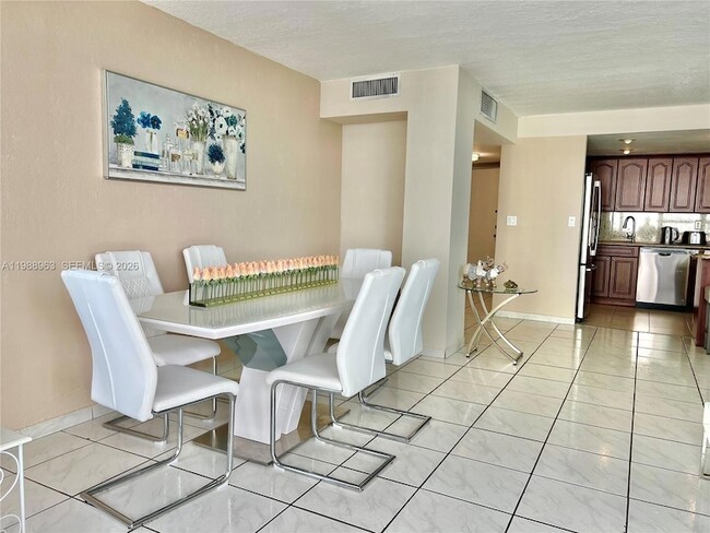 Building Photo - 600 NE 36th St