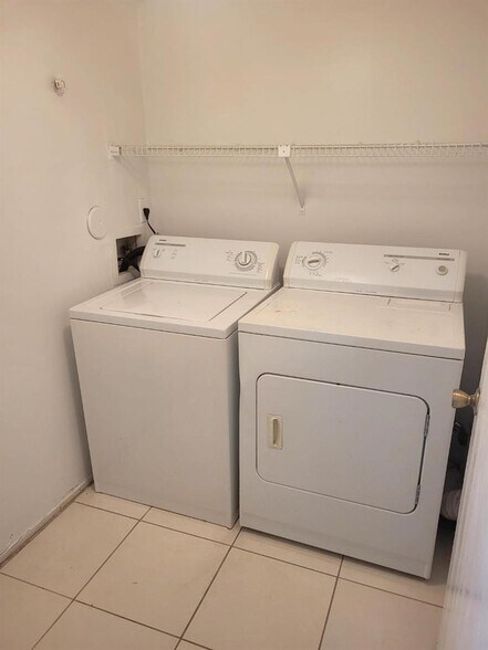 Building Photo - 3208 Coral Lake Ln