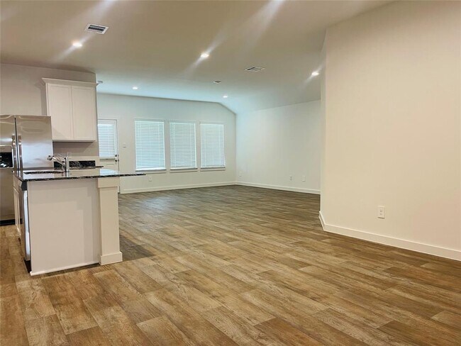 Building Photo - 4404 Aspen Rd